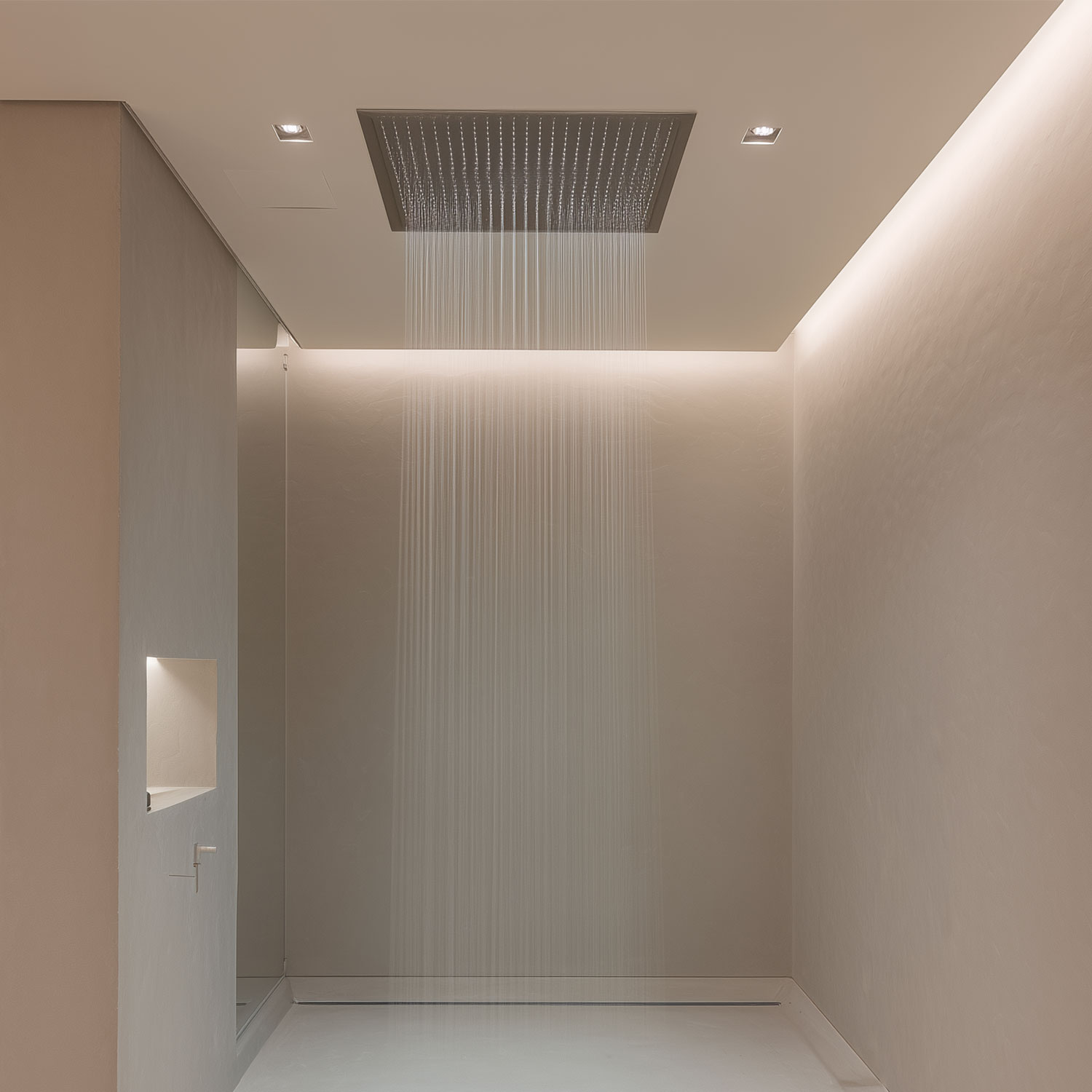 Sprchy s dešťovou hlavicí vs. ruční sprchy: výhody a nevýhody jednotlivých provedení